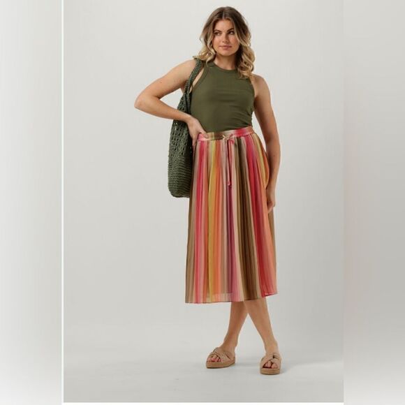 Skirt Revival! Here’s some inspiration for styling skirts. - Picture 14 of 16